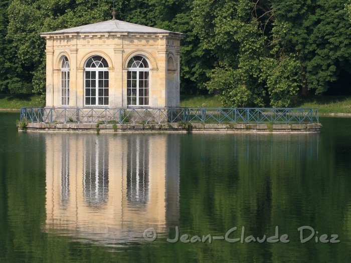 Pavillon_1.JPG - L'étang des carpes au château de Fontainebleau
